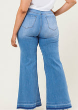 Load image into Gallery viewer, Kenzie High-Waisted Jeans
